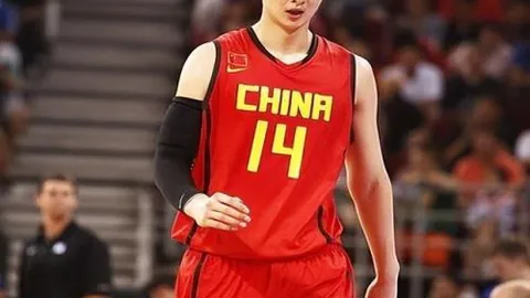 连胜势头强劲，王牌球星客场挑战，狂热队严防死守